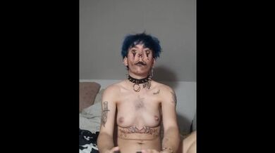 Homme trans maquillé en clown se masturbe