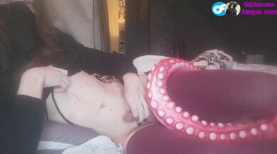 Cute transgirl geme molto mentre si distrugge il culo con un enorme dildo tentacolare da 40 pollici