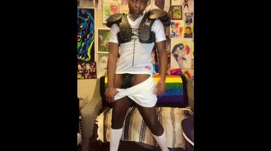 GRWM SFW Striptease Jockpussy Trans Tight End/Wide receiver prende un ginocchio 4 allenatore di calcio sport