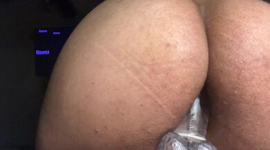 Trans-Latina è così eccitata che si scopa sulla scrivania