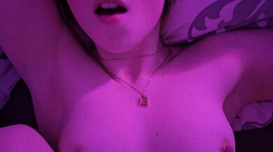 Piccola Troia Amatoriale Ditalino Fino OrgasmO Urlante Sgocciola Da Figa Stretta!