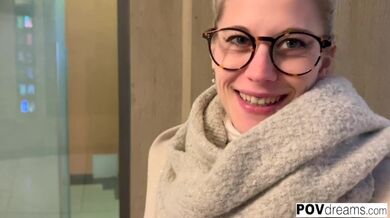 POVdreams - Turista Blonde Hot tedesco viene prelevato per le strade di Praga e scopato