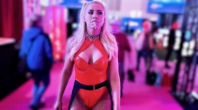 VENUS Messe Berlin - PUBLIC FICK direkt am Messestand + ULTRA Spermawalk | DAYNIA