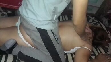 Masaje relajante con aceite a mi pareja