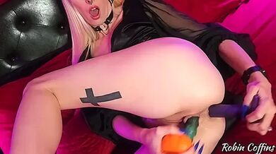 SARINAANDROBIN - Spooky Seduction with Mommy s Toy Time