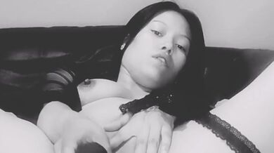 SHE MASTURBATES AND CUMS A DELICIOUS SQUIRT MAQUINASPERFECTAS