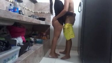 SEXO EN LA COCINA CON MORENA CULONA HASTA INUNDARLA DE SEMEN.