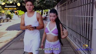 Girl pays a stranger who exercises to go to the bathroom with sex