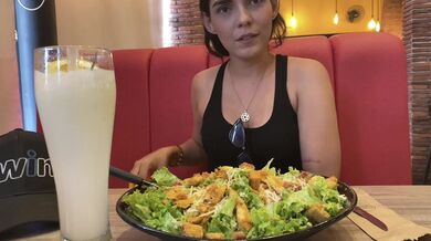 LA INVITÉ A COMER ENSALADA PERO CON LA CONDICIÓN DE QUE USARA MI SALSA ESPECIAL