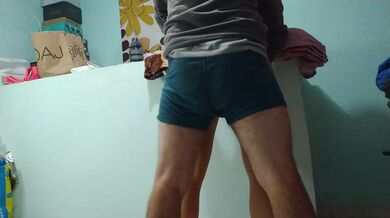 Una encuentra fotos sucias en el celular de su caliente hermanastra y se la folla