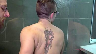 Gigantic Meatpipe Boinks Super-hot Guy Beaver