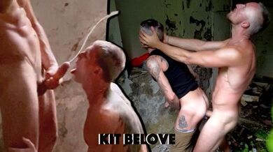 Hooligan segaiolo ha strappato un giovane culo con il suo enorme cazzo selvaggio