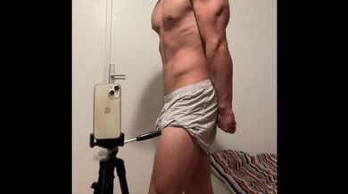 Giovane bodybuilder che mostra i suoi muscoli in boxer