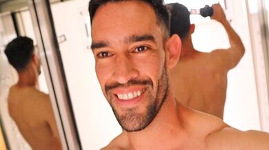 Il ragazzo del fitness caldo cammina nudo sul corridoio, sull'ascensore e va alla porta della strada. RISCHIOSO