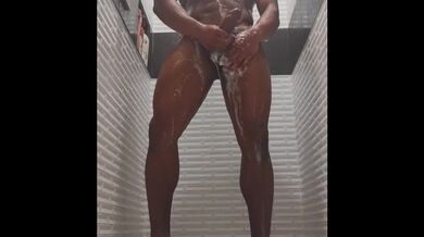 Doccia completa insaponata e scivolosa fino a quando non vengo forte