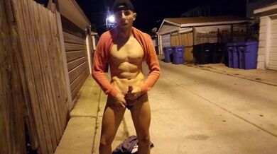 Hot Jock in un sospensorio si spoglia nudo in una strada secondaria vuota e sborra dappertutto