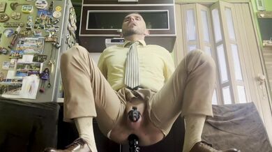 Il signore in giacca e cravatta allarga le gambe come una troia e gioca con la sua figa maschile con il cazzo bloccato