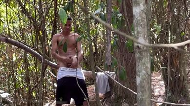 Un ragazzo etero curioso mi ha visto masturbarmi nel bosco e ha finito per scoparci