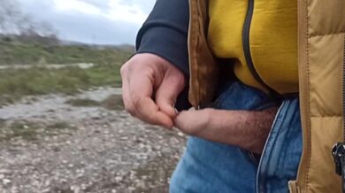 Qualcuno mi può vedere! Sborra e piscio all'aperto