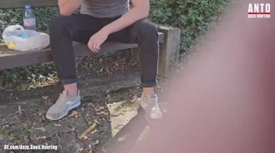 Un Guy etero sposato a caso al parco accetta la mia offerta e prova il suo primo pompino gay a pranzo