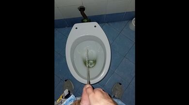 un ragazzo è entrato in un bagno pubblico sporco per fare pipì e masturbarsi