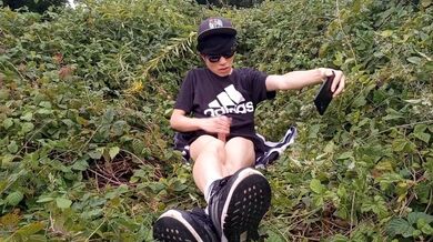 Cute ragazzo gay franco-asiatico masturba il suo cazzo rasato fuori cums sperma spesso attaccandosi alle sue dita