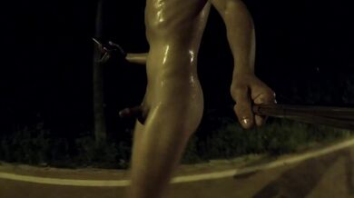 Godendomi la mia nudità in periferia ho dovuto scappare dal ragazzo che mi urlava contro, nascondermi e masturbarsi