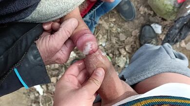 Il vecchio mi scopa il prepuzio - godendo di un cazzo non tagliato - sborra sul cazzo non tagliato