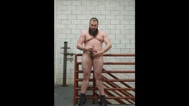 Masturbarsi nella tromba delle scale di un garage fino a quando non vengo! Ugh, sono sempre così eccitato!!