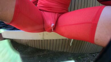 I miei capezzoli duri e il mio pene trasparente mi hanno fatto venire davanti ai ciclisti