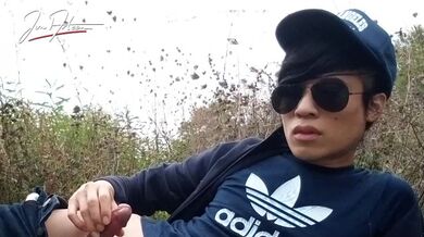 Gay Asian Twink Jon Arteen parla francese, si masturba il suo pene liscio in Rain, lubrificato con