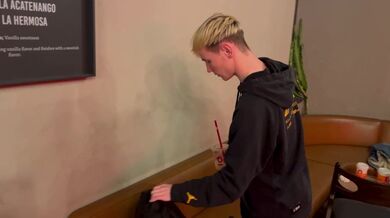 Due ragazzi scopano e si baciano in un bagno pubblico in un bar