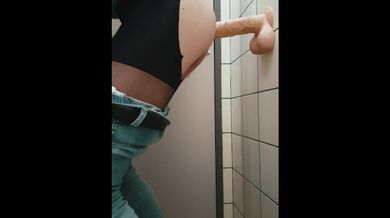 All'università mi scopo il culo con un dildo lubrificato con il mio sperma.