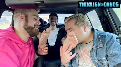 Dimitri salta per un po 'di azione di piede con Matt e Ryder