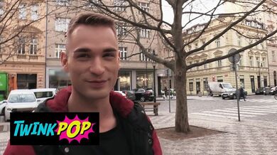 TWINKPOP - Un uomo alto è desideroso di fare un po' di soldi e non gli dispiace succhiare il cazzo di un altro Guy