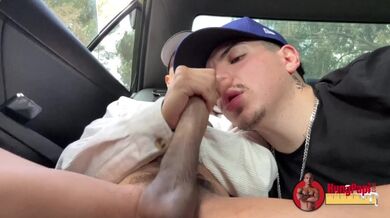 Hung Papi Uncut Twink Big Cumshot Enorme sborrata facciale CUM Public Car Action!