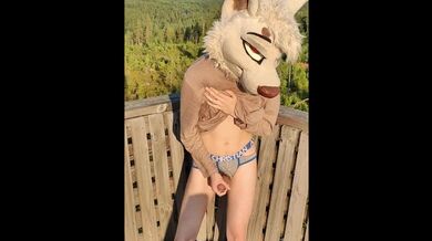 Ragazzo peloso che segna il territorio con lo sperma