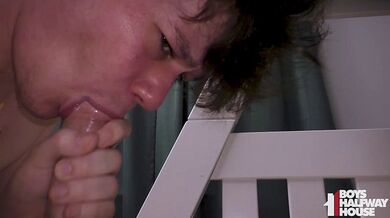 Ragazzo delinquente prende un cazzo enorme senza preservativo POV facciale