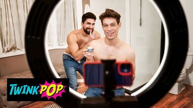 TWINKPOP - Lo stallone hot Michael DelRay lecca il buco del culo di Nick LA e poi lo scopa duramente in missionario