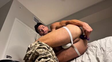 Militare muscoloso si spalanca il buco