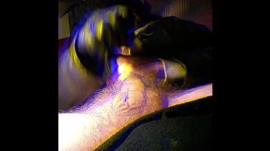 Oregonleatherboy si masturba indossando Black maschera di pelle e sci