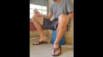 Studente universitario si masturba mentre guarda un porno sul suo telefono