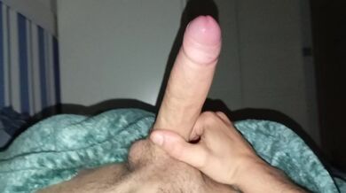 La masturbazione di routine del ragazzo con il cazzo insaziabile scarica lo sperma al mattino presto