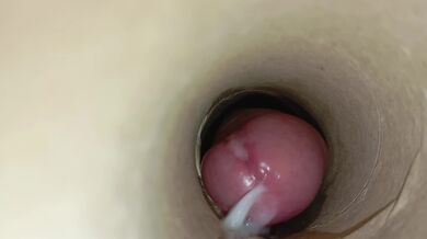 Il Guy così eccitato con il suo grosso cazzo continua a scopare e Cums dentro il buco da vicino.Part2