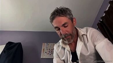 Il dottore ispeziona il tuo cazzo e ingoia la tua sborra