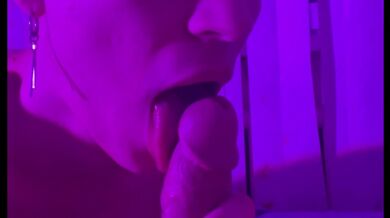 Solletico frenulo con la lingua e fare pompini, sperma in bocca un sacco di sperma e gemiti. ASMR