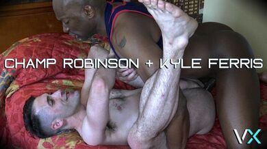 Un grosso cazzo nero sborra dentro un giovane culo bianco