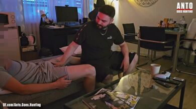 Il fratello di 20 anni di una amica vuole provarlo per la prima volta con un ragazzo