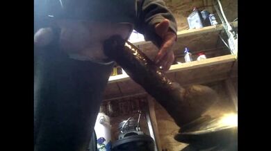 PV Equitazione Grande Giocattolo Nero A Palle Sul Parafango Della Bici Nel Capannone