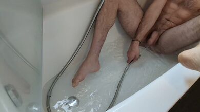 Stuzzicare casualmente il mio scroto e l'ano con un getto d'acqua :)